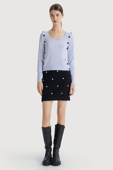 COZY KNITWEAR WITH CONTRAST BUTTONS