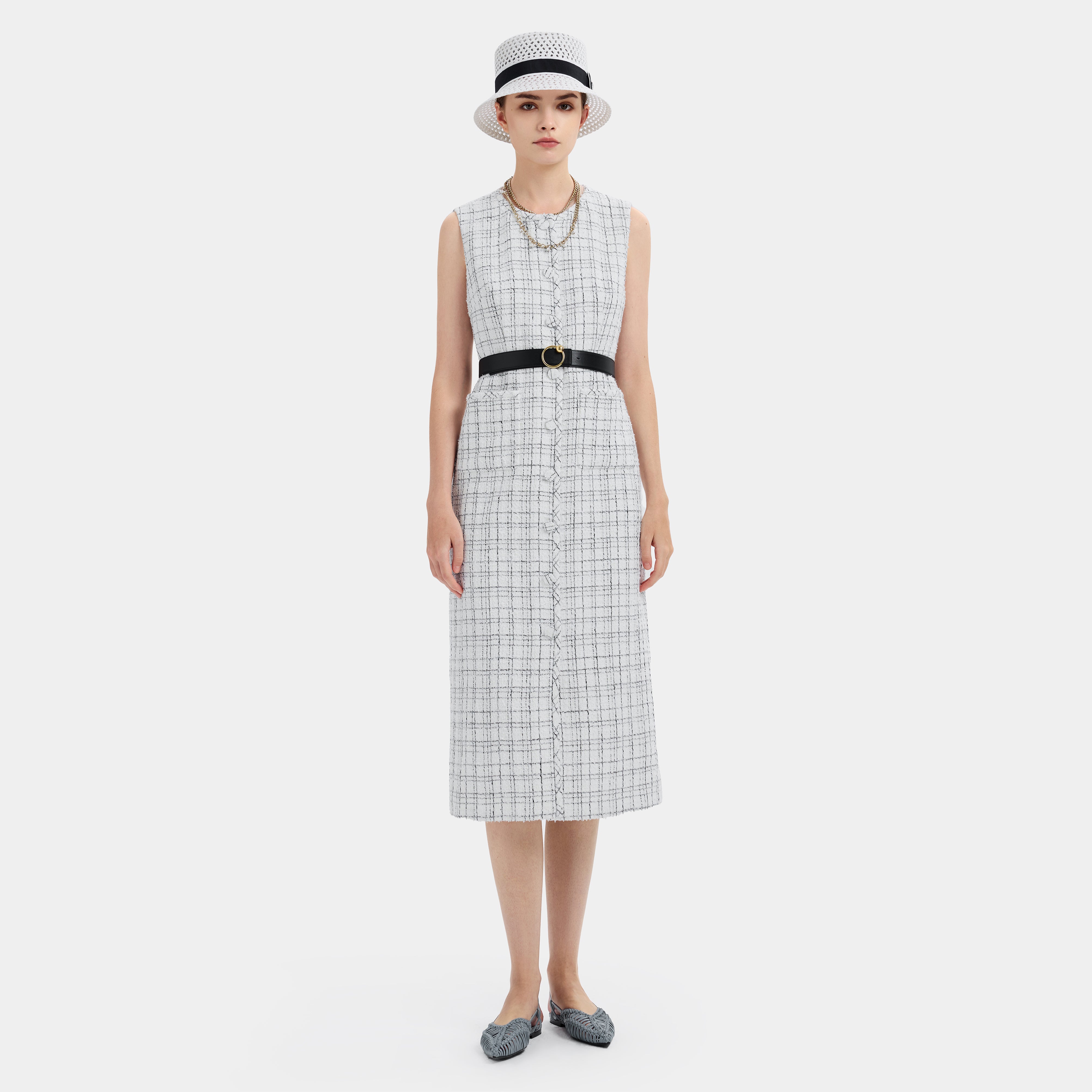 ELEGANT SLEEVELESS TWEED DRESS, A SOPHISTICATED ADDITION TO YOUR WARDROBE