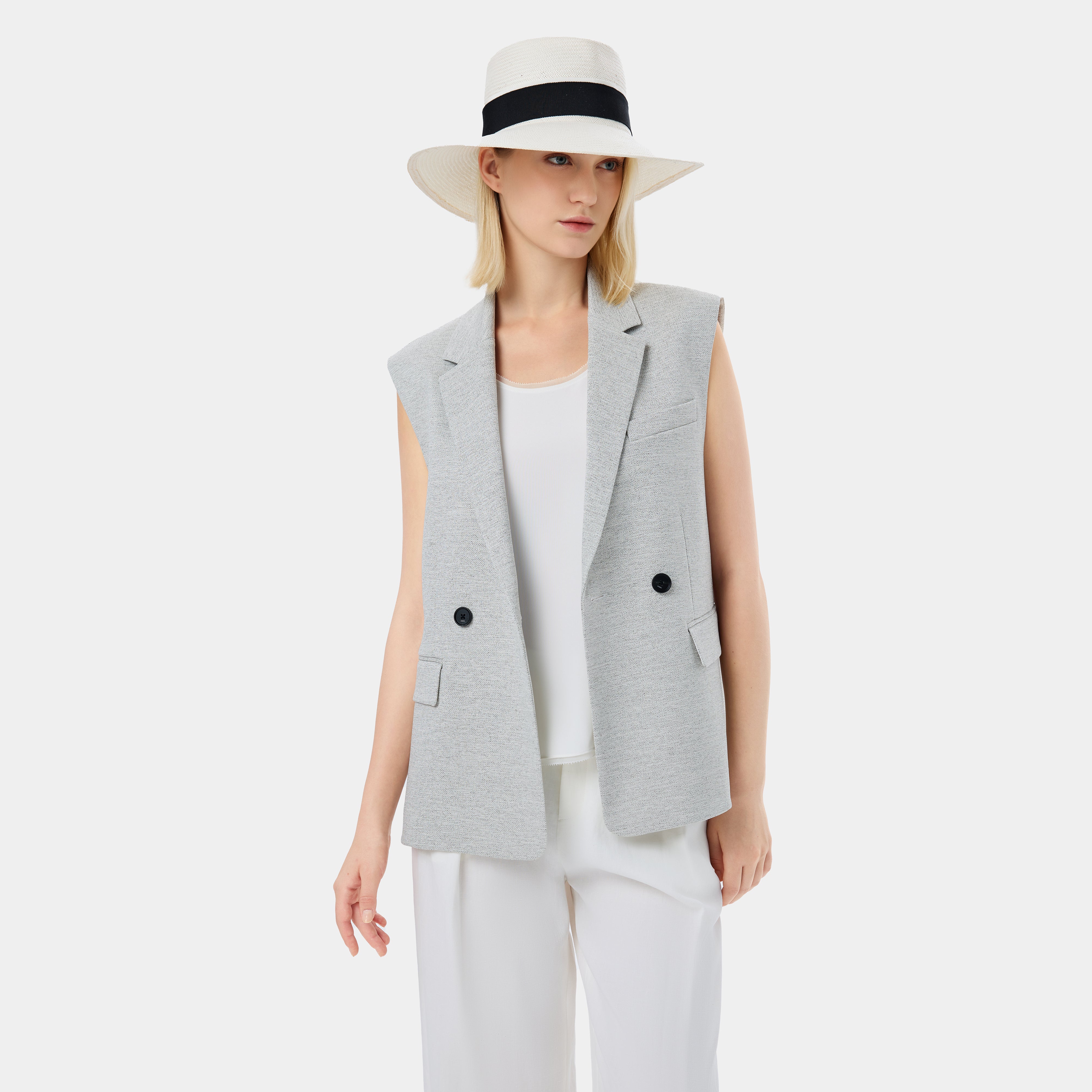 SILVER GREY GILET, A SIGNATURE BEST-SELLER COMBINING STYLE AND VERSATILITY