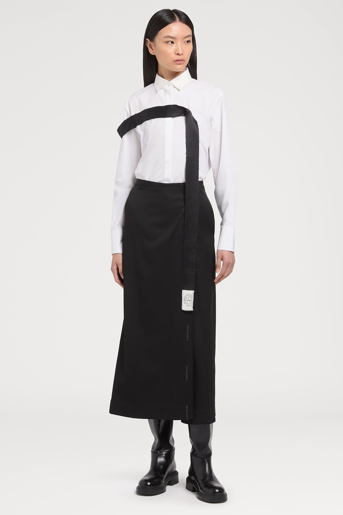 METROPOLITAN FLAIR AND SOPHISTICATED PENCIL SKIRT