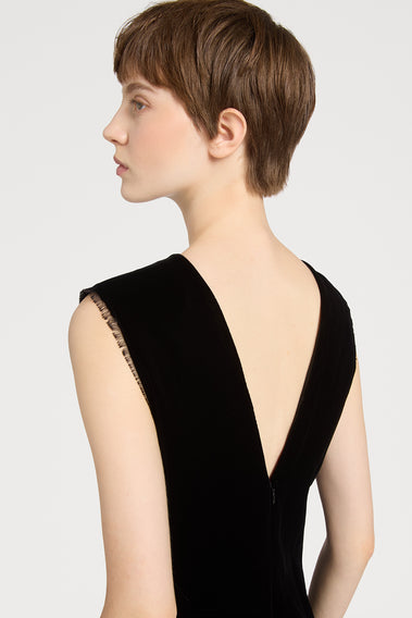 TIMELESS ELEGANT BLACK DRESS